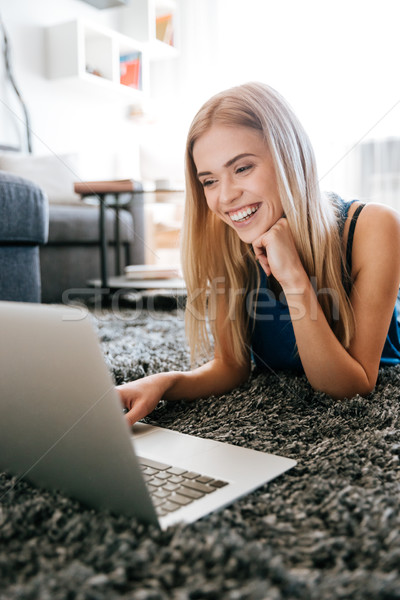 Mutlu kadın dizüstü bilgisayar kullanıyorsanız bilgisayar halı zemin Stok fotoğraf © deandrobot