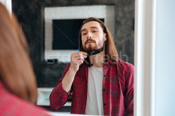 Stockfoto: Man · naar · spiegel · baard · home · knap