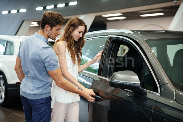 ストックフォト: カップル · 見える · 新しい車 · ショールーム · 美しい