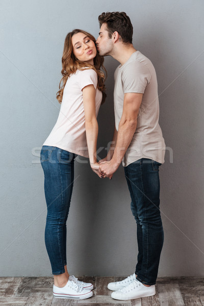 Portret fericit cuplu țin de mâini sărutat Imagine de stoc © deandrobot