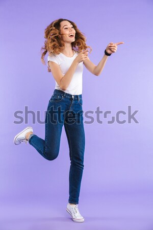 Foto stock: Retrato · sorridente · jovem · em · pé · isolado