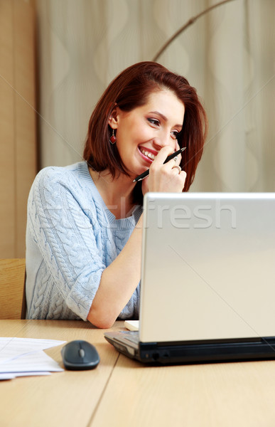 Femeie zambitoare vorbesc telefon la locul de muncă acasă stilou Imagine de stoc © deandrobot