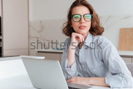深刻 十代の少女 眼鏡 座って ラップトップを使用して グレー ストックフォト © deandrobot