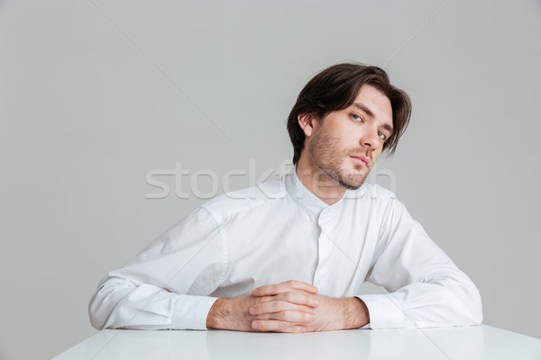 Concentrat tânăr alb cămaşă şedinţei tabel Imagine de stoc © deandrobot