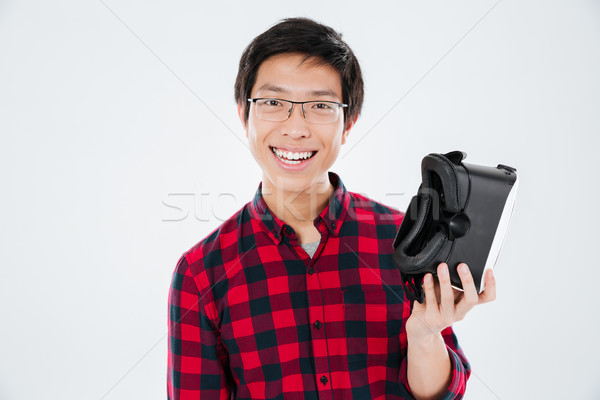 Fiatalember tart virtuális valóság berendezés kép Stock fotó © deandrobot