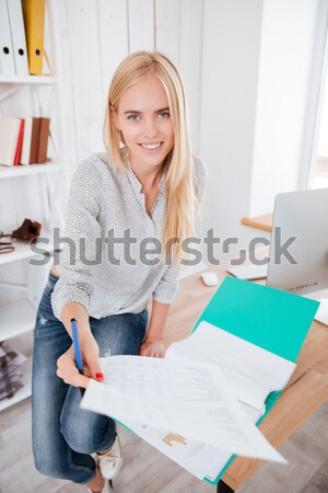 Jóvenes bastante mujer de negocios toma libro estante para libros Foto stock © deandrobot