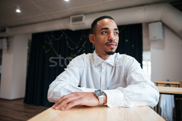 Atrakcyjny Afryki biznesmen posiedzenia tabeli Fotografia Zdjęcia stock © deandrobot