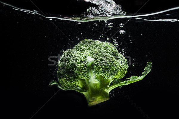 Vers groene broccoli water geïsoleerd zwarte Stockfoto © deandrobot