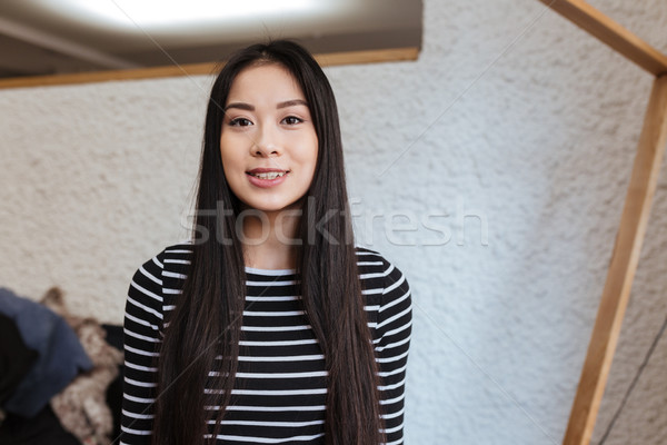 Souriant asian femme cafétéria chandail posant Photo stock © deandrobot