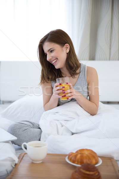 Stockfoto: Gelukkig · vrouw · vergadering · bed · sinaasappelsap · dienblad