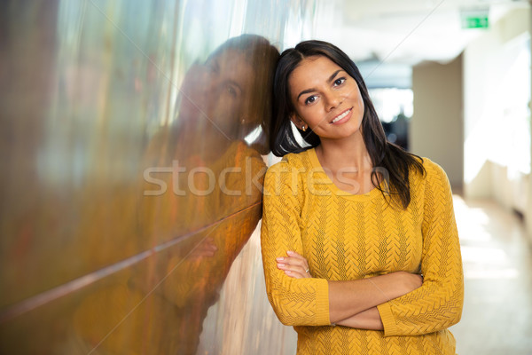 Geschäftsfrau stehen Arme gefaltet Flur Porträt Stock foto © deandrobot