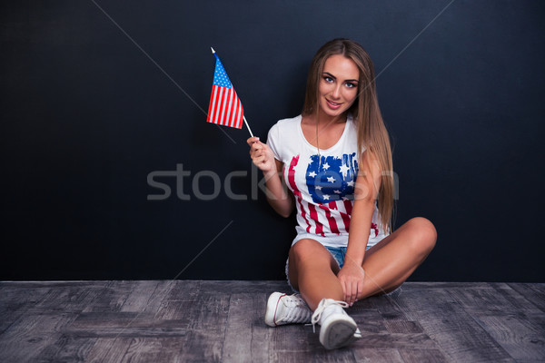 Zdjęcia stock: Happy · girl · posiedzenia · piętrze · USA · banderą · portret