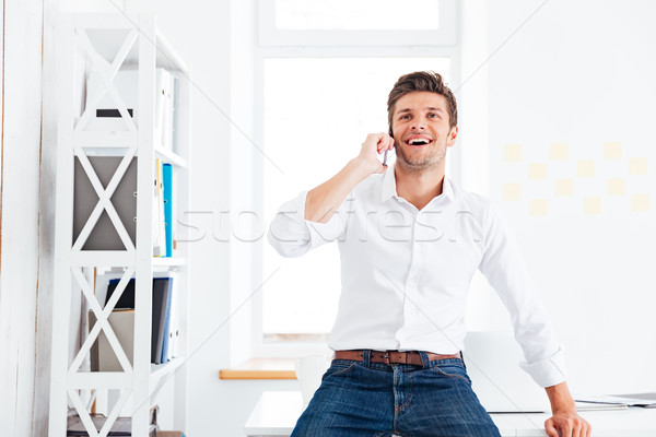 ストックフォト: 男 · スマートフォン · オフィス · 笑い · 小さな · ビジネスマン