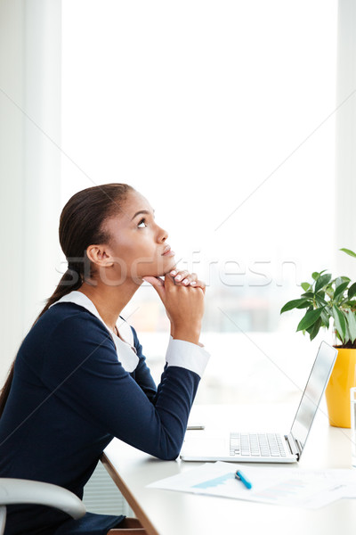 [[stock_photo]]: Vertical · image · pensive · africaine · femme · d'affaires · robe