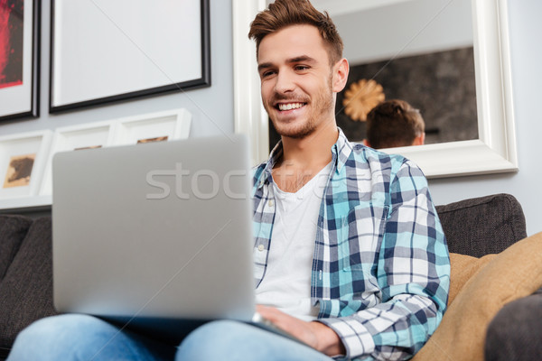 Szczęśliwy jeżyć człowiek za pomocą laptopa komputera Fotografia Zdjęcia stock © deandrobot