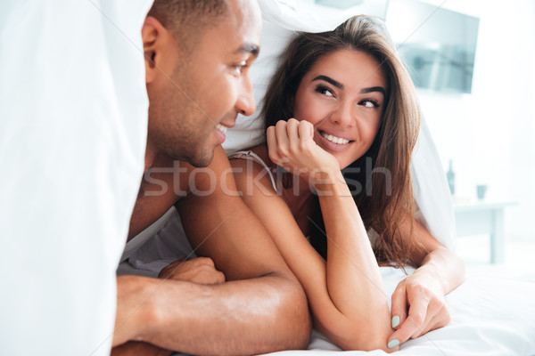 Сток-фото: пару · кровать · улыбаясь · женщину · улыбка