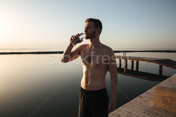 Porträt jungen müde Sportler Trinkwasser Joggen Stock foto © deandrobot