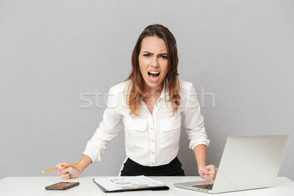Porträt wütend jungen business woman Sitzung Stock foto © deandrobot