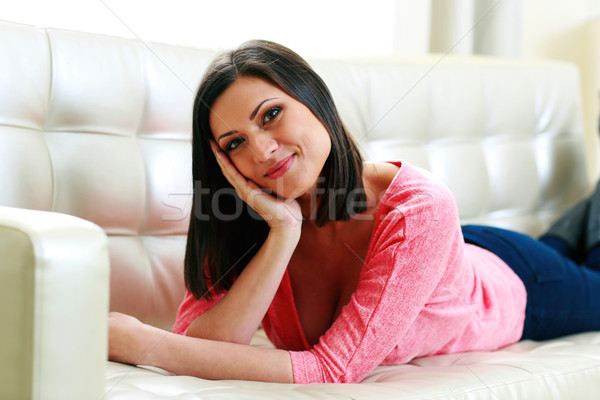 улыбающаяся женщина диван домой женщину девушки Сток-фото © deandrobot