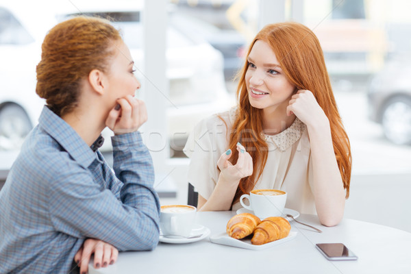 Foto stock: Dois · feliz · mulheres · potável · café · falante