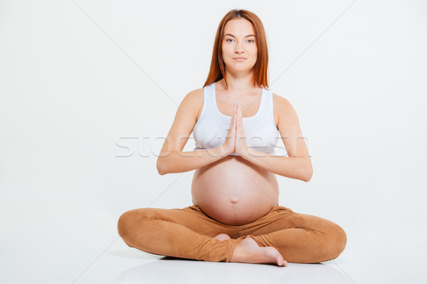 Foto stock: Mulher · grávida · meditando · piso · isolado · branco · esportes