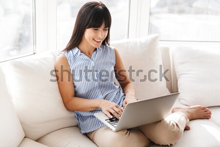 Stock fotó: Nő · laptopot · használ · számítógép · ágy · boldog · otthon