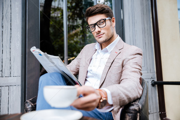 Foto stock: Moço · leitura · revista · ao · ar · livre · café