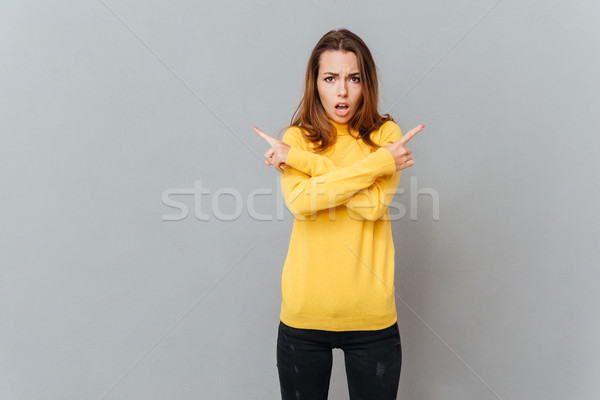 Foto stock: Retrato · mulher · amarelo · suéter · indicação · dedos