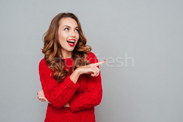 Stok fotoğraf: Gülümseyen · kadın · kırmızı · kazak · parmak · kadın · bakıyor