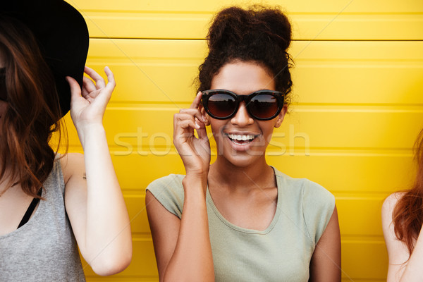 [[stock_photo]]: Joli · jeunes · africaine · femme · permanent · jaune