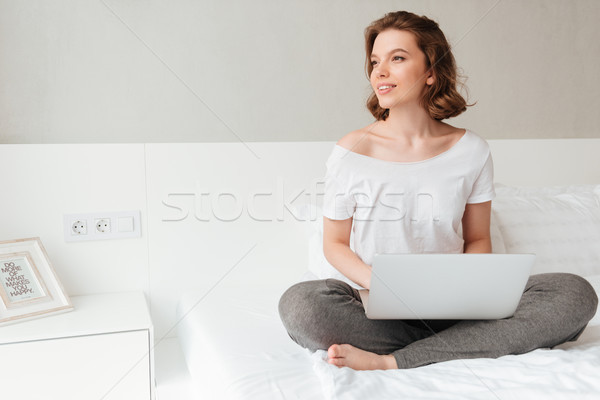 Foto stock: Jovem · bela · mulher · sessão · usando · laptop · quadro