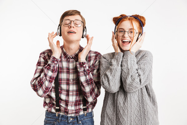 快樂 情侶 學校 聽音樂 頭戴耳機 孤立 商業照片 © deandrobot