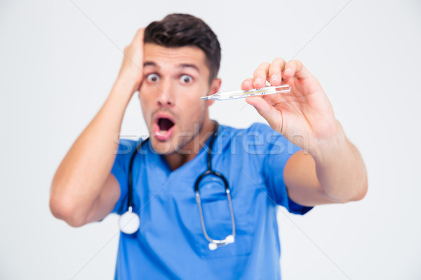 Medic de sex masculin termometru portret izolat Imagine de stoc © deandrobot