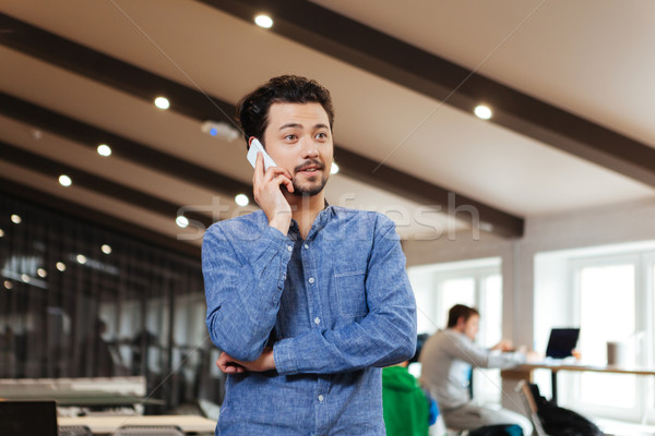 Hombre hablar teléfono oficina casual tela Foto stock © deandrobot