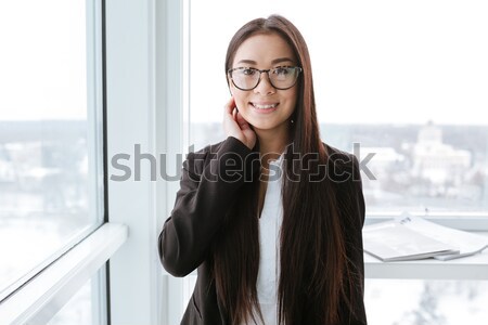 Сток-фото: улыбаясь · молодые · деловая · женщина · очки · Постоянный · окна