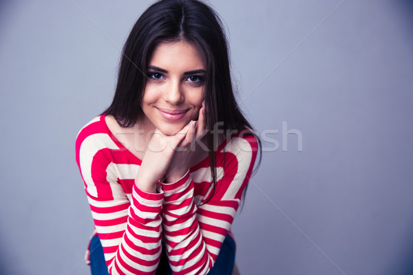 Portré fiatal csinos nő szürke néz kamera Stock fotó © deandrobot