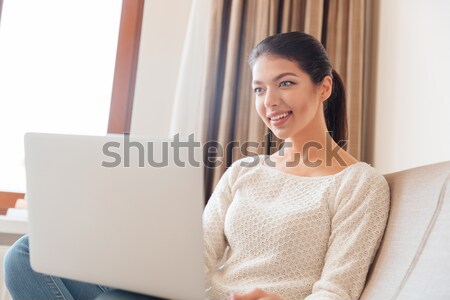 ストックフォト: 女性 · 座って · ソファ · ラップトップコンピュータ · 幸せ · 若い女性