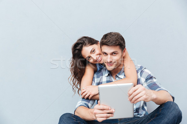 Pár ül otthon digitális tabletta boldog Stock fotó © deandrobot