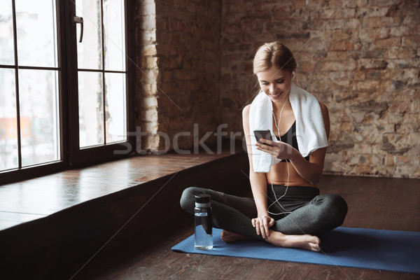 Fitness donna asciugamano seduta palestra telefono immagine Foto d'archivio © deandrobot
