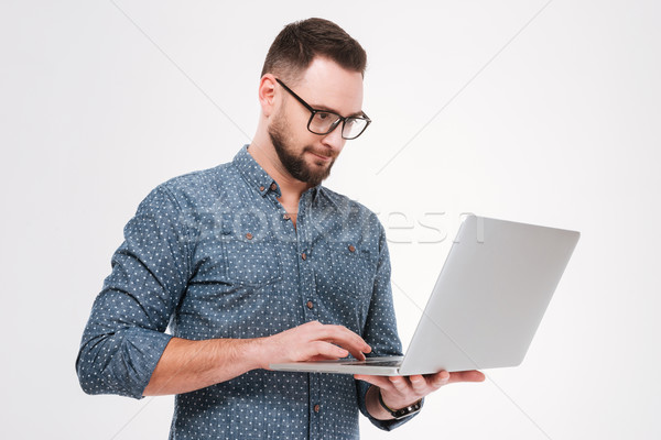 Stock foto: Konzentrierter · jungen · bärtigen · Mann · mit · Laptop · Foto