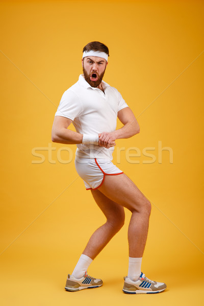 Függőleges kép sikít szakállas sportoló mutat Stock fotó © deandrobot