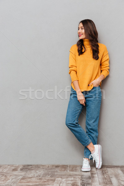 Teljes alakos kép elégedett barna hajú nő pulóver Stock fotó © deandrobot