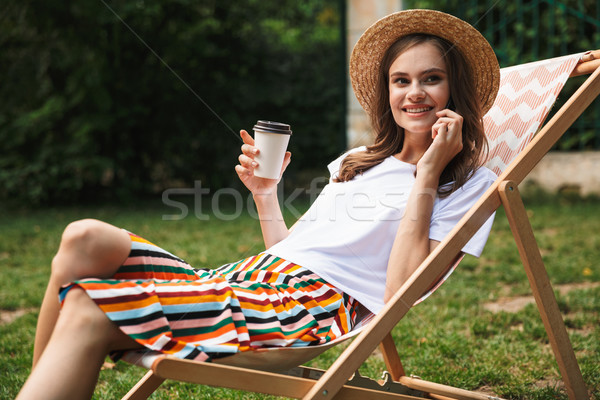 Giovane ragazza riposo amaca città parco esterna Foto d'archivio © deandrobot