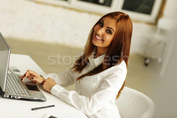 Stockfoto: Jonge · zakenvrouw · werken · laptop · kantoor · hand