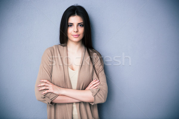 Portret aantrekkelijk jonge vrouw armen gevouwen permanente Stockfoto © deandrobot