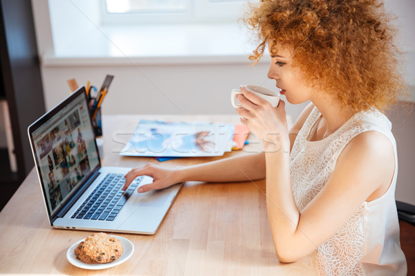 Foto d'archivio: Donna · fotografo · bere · caffè · lavoro · laptop