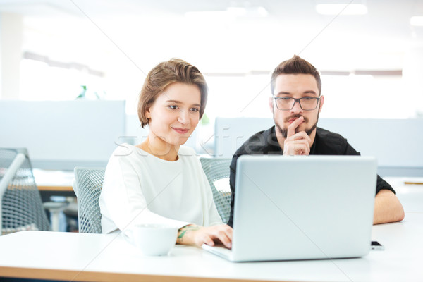 Kettő figyelmes fiatal üzletemberek laptopot használ együtt Stock fotó © deandrobot