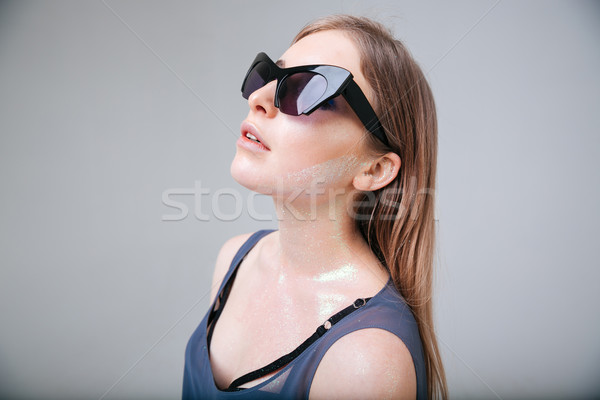 Сток-фото: моде · женщину · Солнцезащитные · очки · позируют · серый · фон