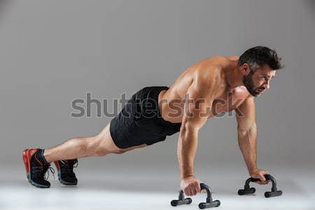 Foto stock: Grave · joven · atleta · flexiones · blanco