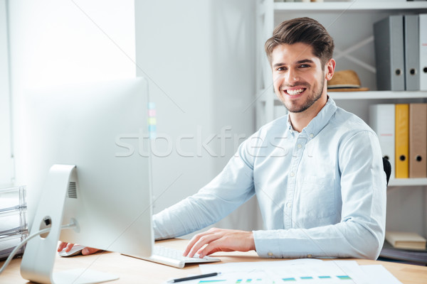 Stockfoto: Zakenman · met · behulp · van · laptop · computer · kantoor · naar · camera